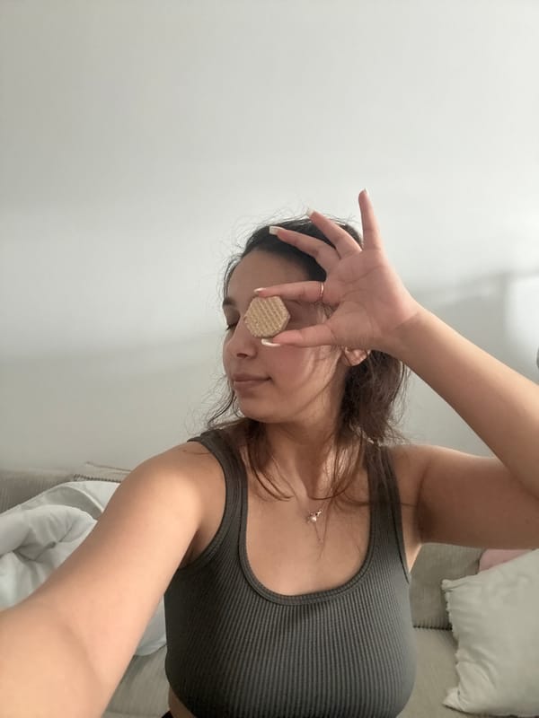 Woman holds wafer-like object over eye in Mönchengladbach