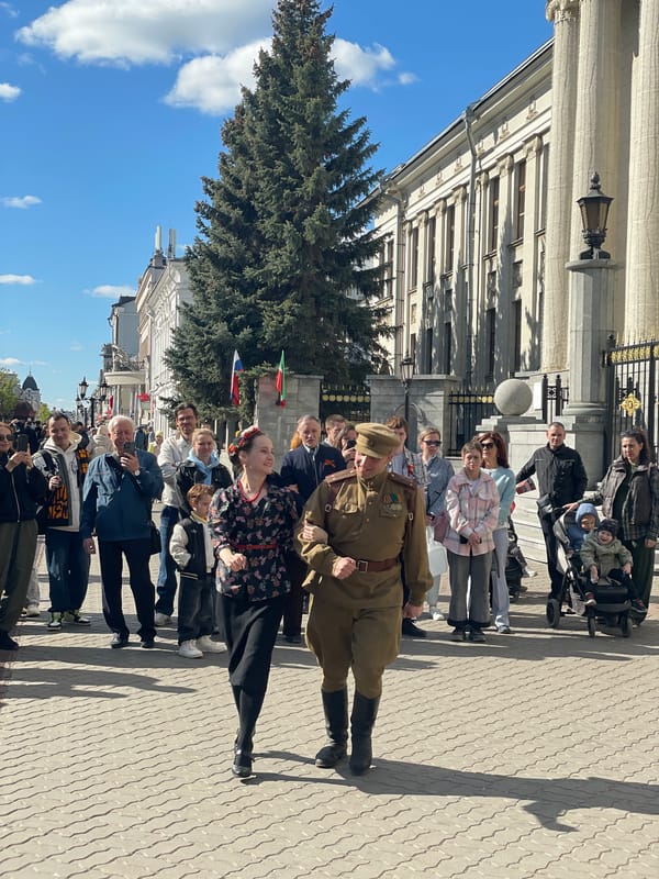 Military couple dances for crowds in Kazan Victory Day celebration