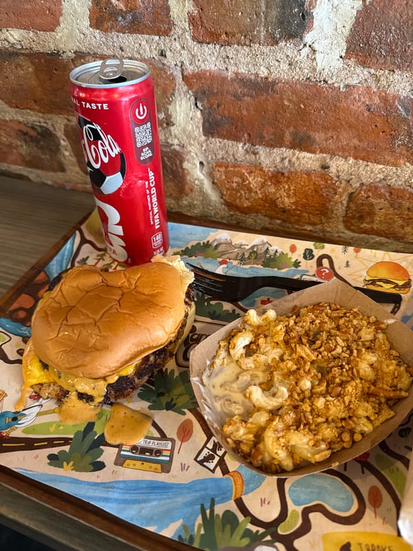 Diner captures burger and mac cheese meal in NYC