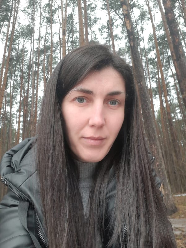 Woman photographed during forest walk among pine trees