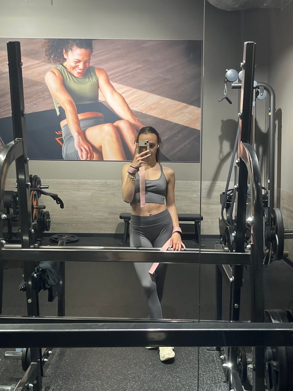 Woman takes gym selfies in Saarbrücken fitness center