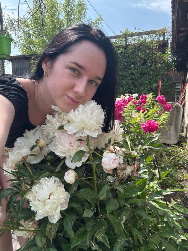 Summer garden day in Prokopyevsk: blooms, pool, and backyard life