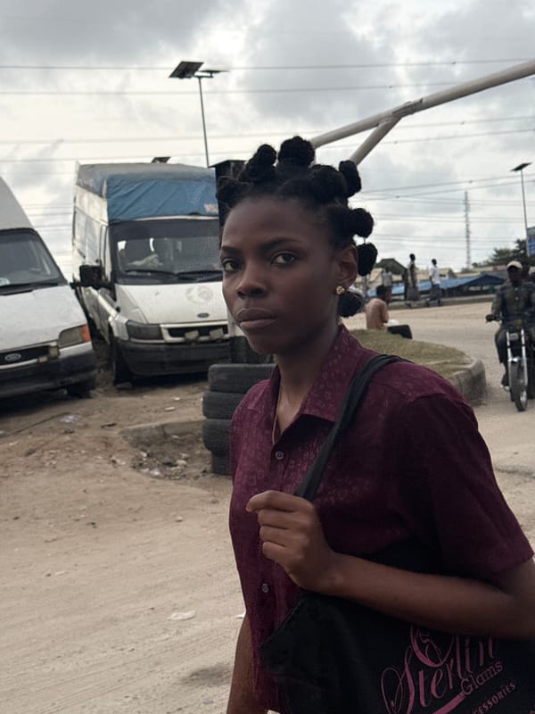 Woman photographed on busy Lekki street during morning hours