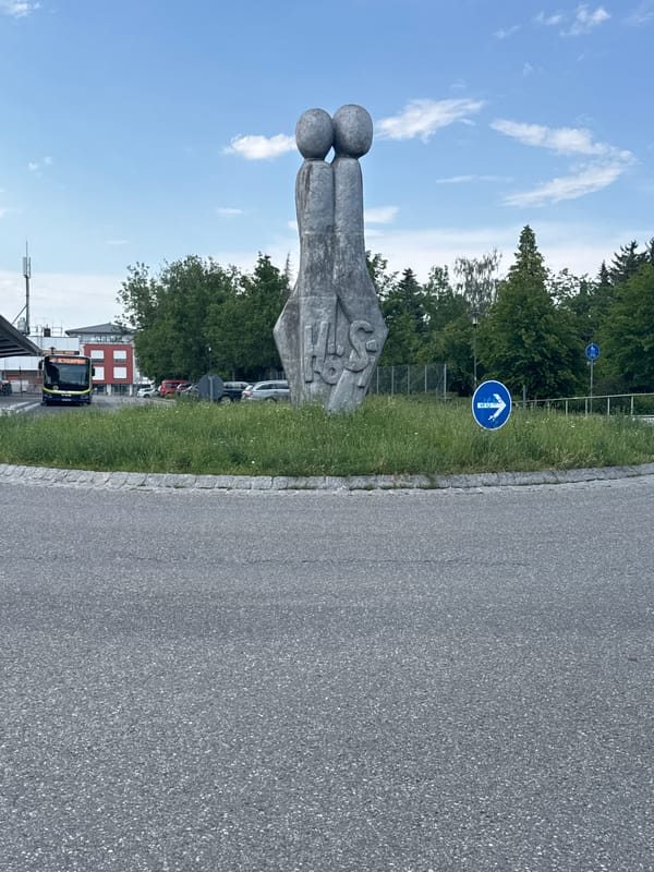 New development and public space in Höhenkirchen-Siegertsbrunn, mid-construction