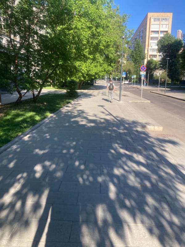 Early morning pedestrian activity documented across central Moscow