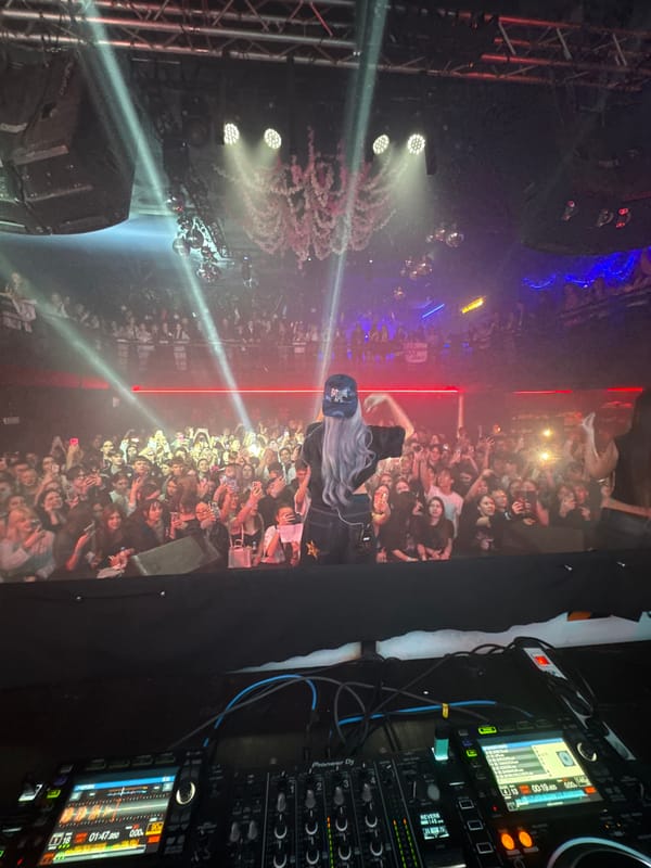 Live concert draws enthusiastic crowd in Vladivostok venue