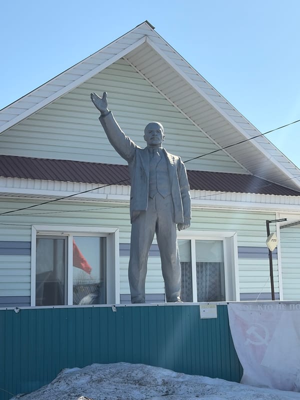 Lenin statue spotted on building in Kryukovo, Russia