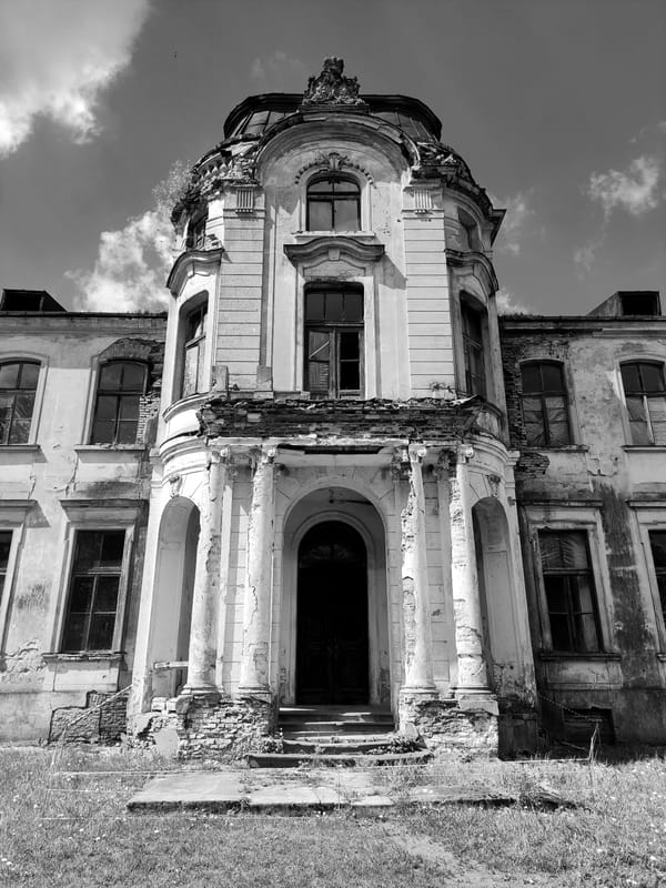Witness Documents Crumbling Historic Buildings in Rural Belarus
