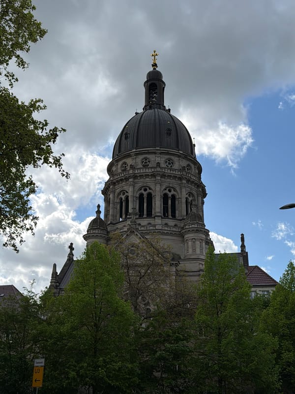 Morning stroll captures Mainz landmarks, coffee, and spring blooms