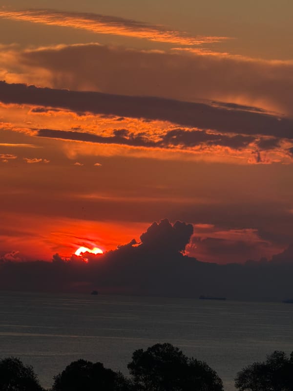 Witness documents dramatic coastal sunset over 15-minute span