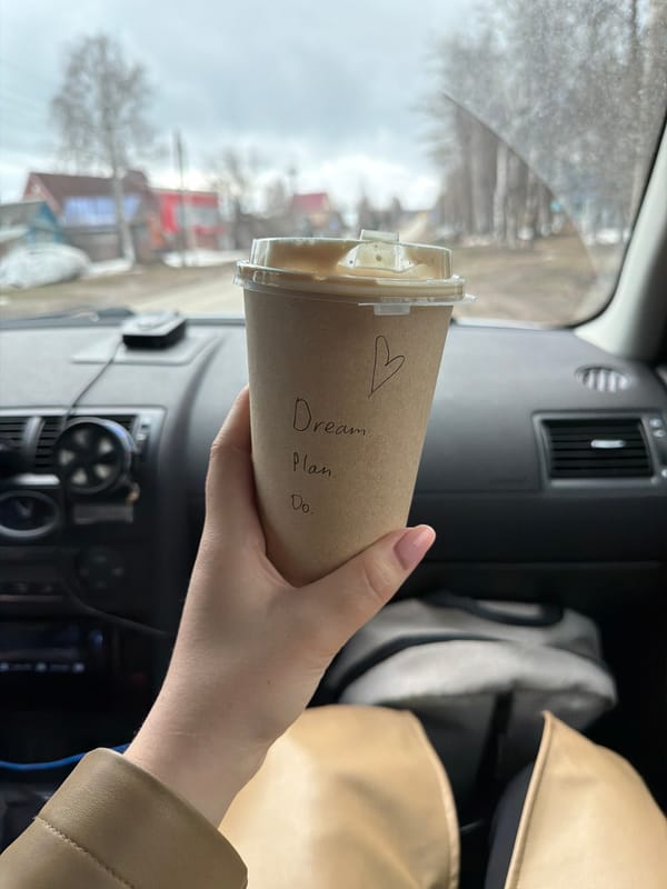 Coffee cup bears handwritten motivation in Votkinsk car
