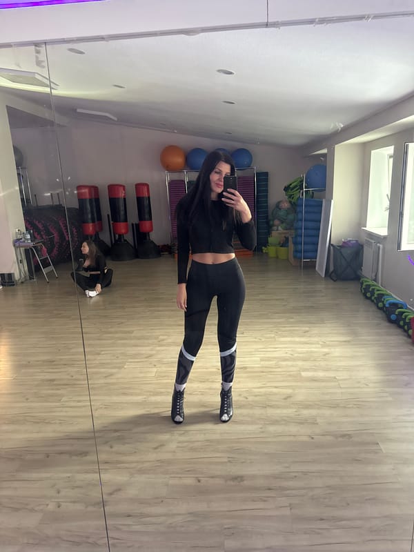 Woman takes gym selfies in early morning workout session