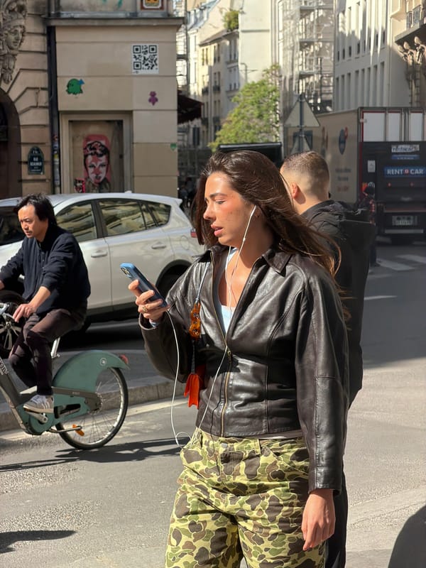 Ordinary morning moments captured across Paris streets