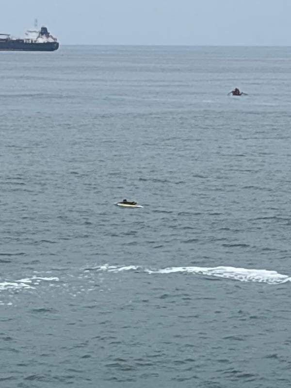 Choppy ocean conditions observed off Arica coast with ships, kayakers