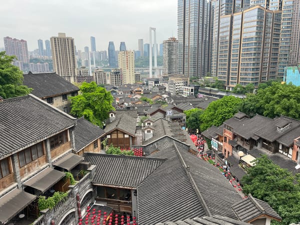 Daily life documented in busy Yuzhong District cultural areas