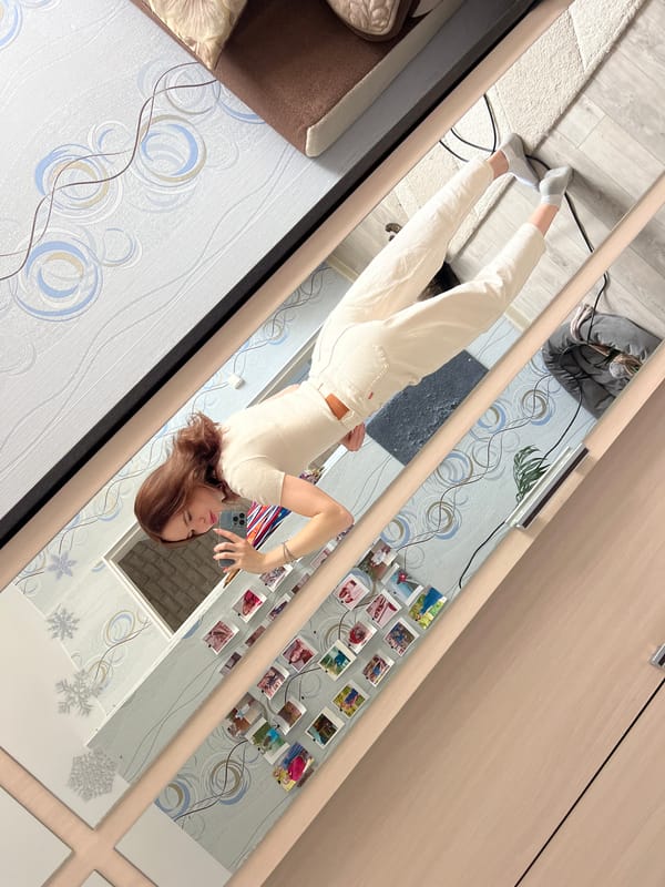 Woman documents morning routine with selfies in Chaikovsky apartment