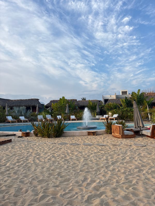 Coastal resort scene captured in El Jícaro, Mexico