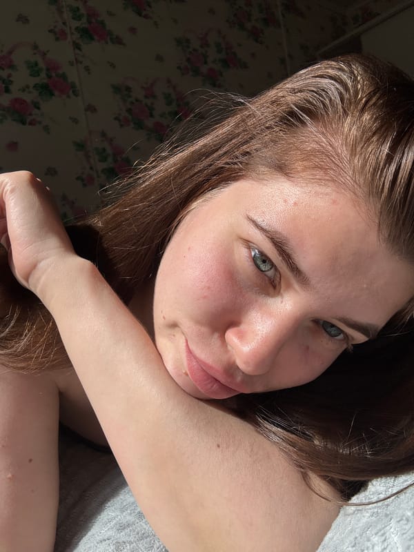 Woman takes selfies and portraits in Мещёры photo session