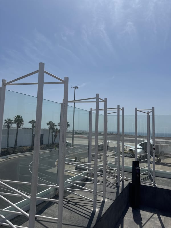 Tourist documents hour-long visit to Lanzarote Airport observation areas