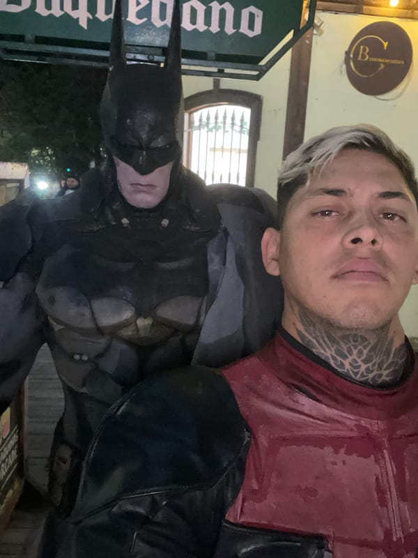 Deadpool cosplayer spotted on Iquique streets with prop gun