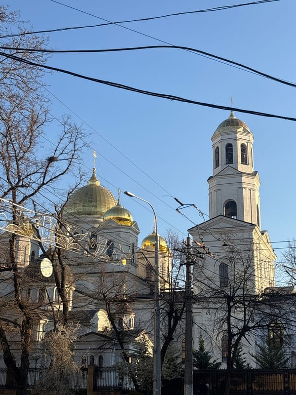 Spring afternoon documented in Simferopol parks and cathedral area