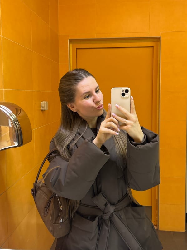 Woman takes bathroom selfies in Klin public restroom