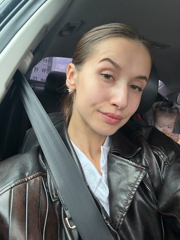 Woman documents early morning moment in Yekaterinburg with selfies