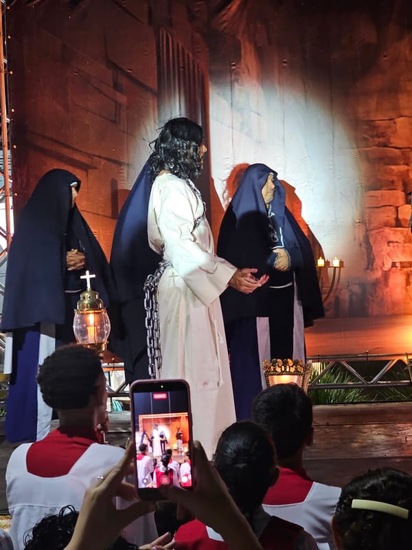 Biblical theatrical performance draws crowd in Armação dos Búzios