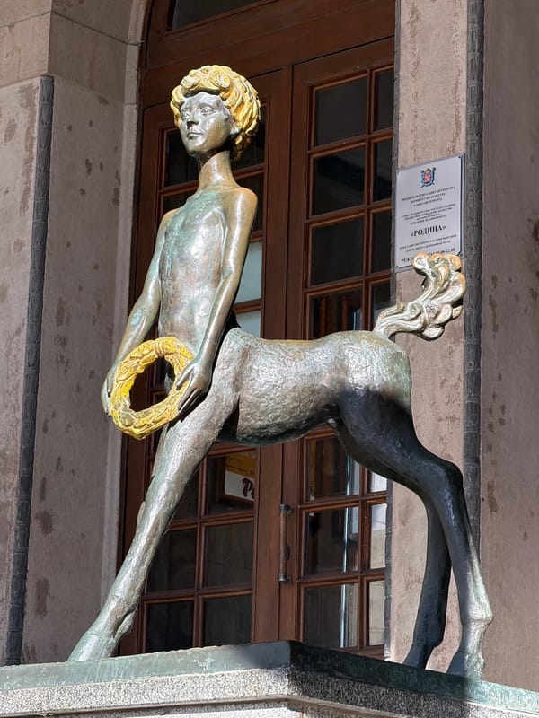 Tourist documents ornate Saint Petersburg theater visit in 16 memories