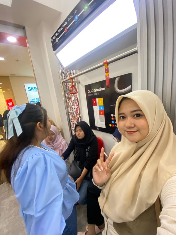 Women take selfies, socialize on train in Sidoarjo