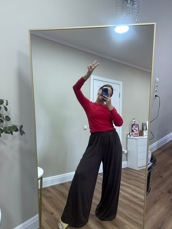 Person takes mirror selfie with peace sign in Surgut