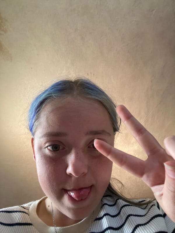 30-minute selfie session, blue-streaked hair, Nova Praha