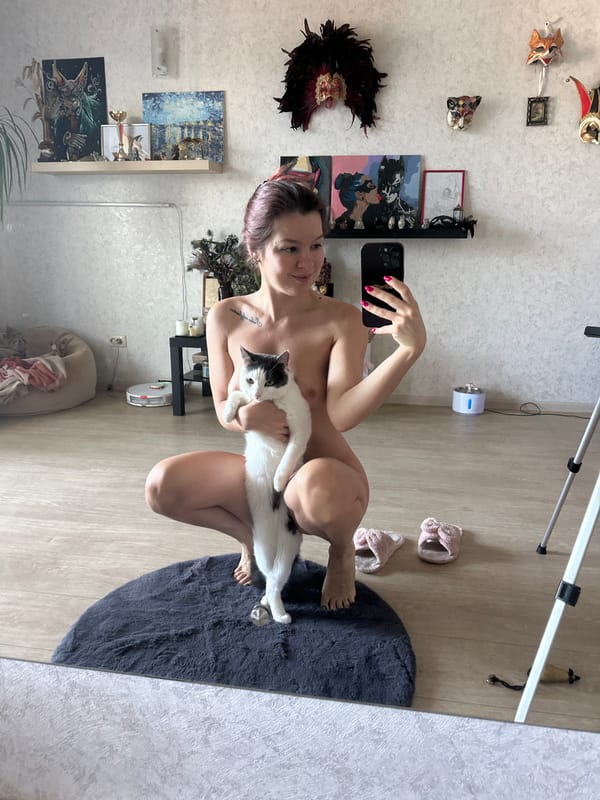 Person photographs self with cat in Vladimir home
