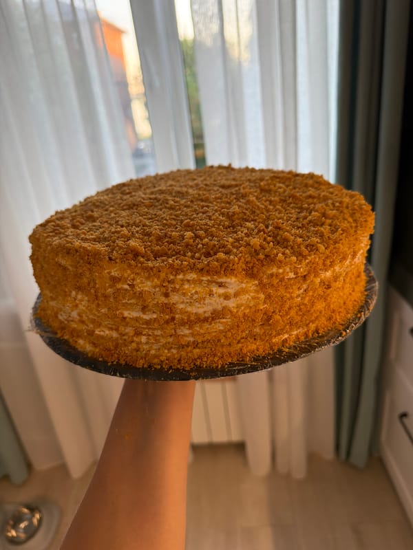 Evening gathering at waterfront venue in Votkinsk features honey cake