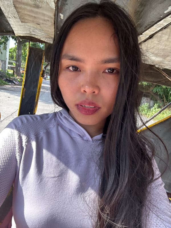 Woman takes selfies in tricycle, Davao City
