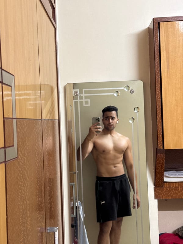 Individual takes 30 mirror selfies over 80 minutes in Kolkata