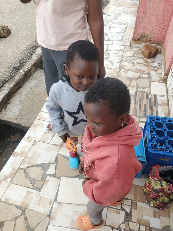 Street life and kids on a Jos corner, Sunday morning