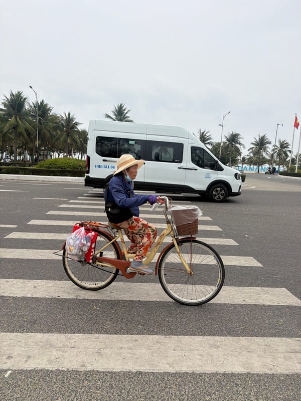 Morning street life captured in Đà Nẵng