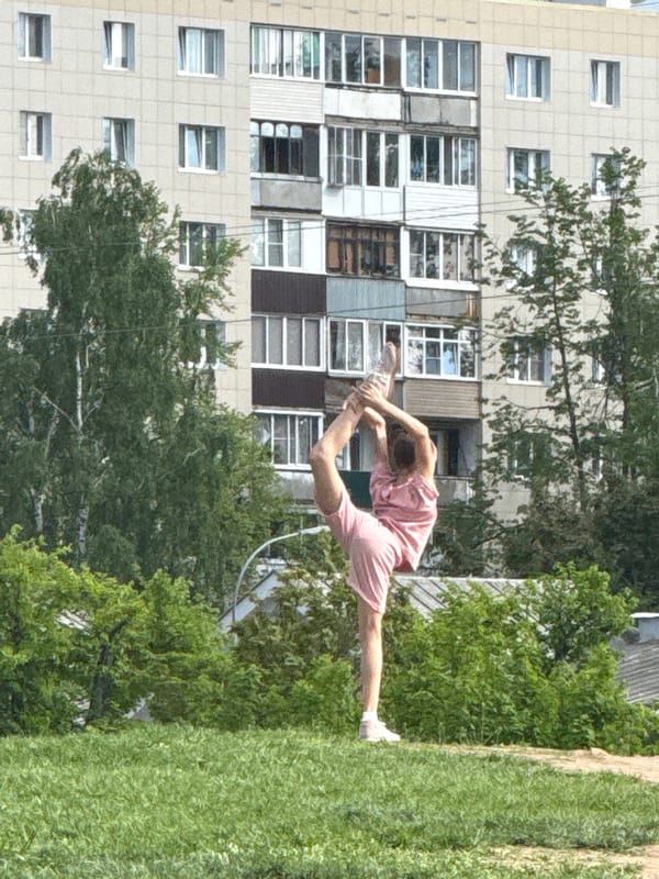 Weekend leisure moments documented across Dmitrov town squares