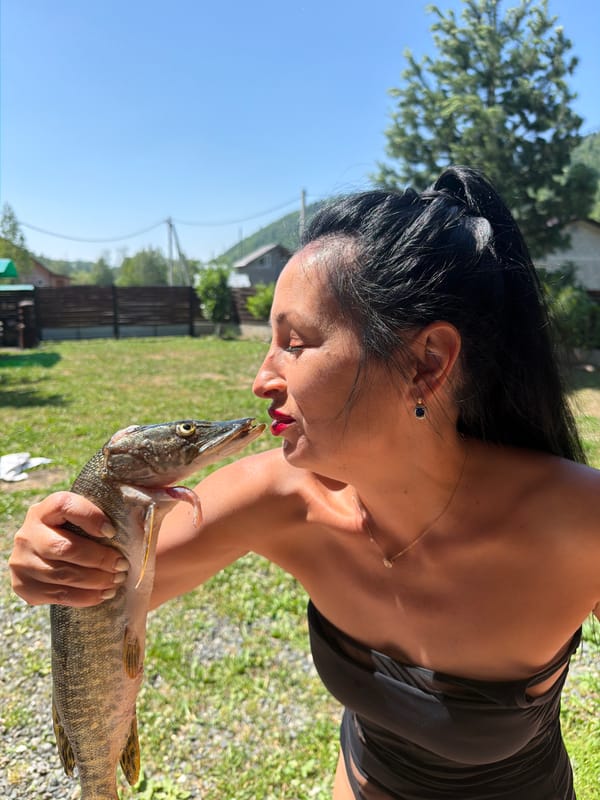 Fishing day in Tashtagol: pike caught, posed with, celebrated