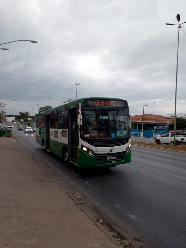 Routine traffic, wet streets documented in Cuiabá, Brazil