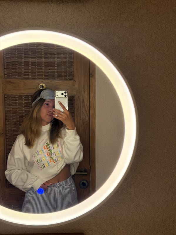 Beach-themed sweatshirt details in a Mengwi mirror selfie session