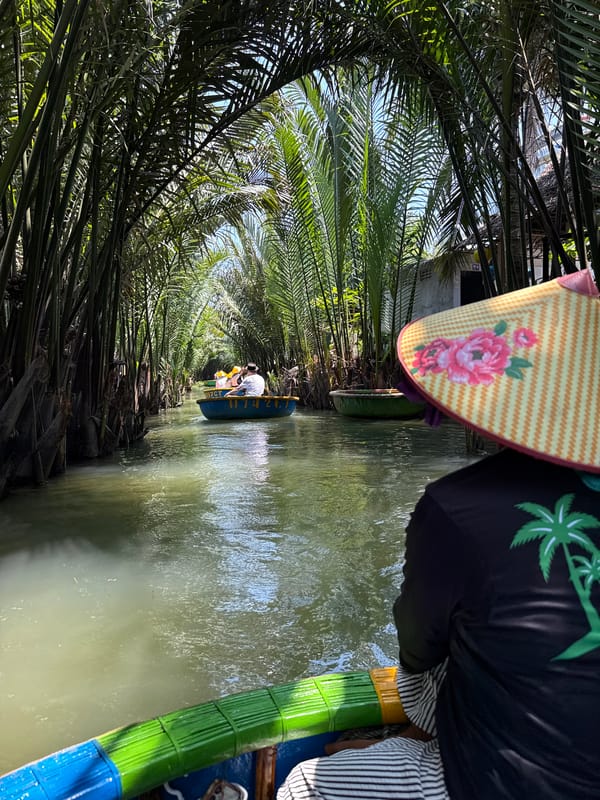 Traditional Vietnamese canal scene captured in Đà Nẵng