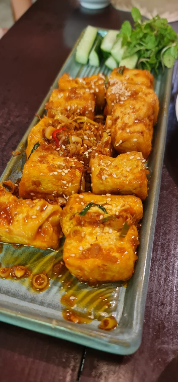 Morning meal documented at Đà Nẵng restaurant features Vietnamese dishes