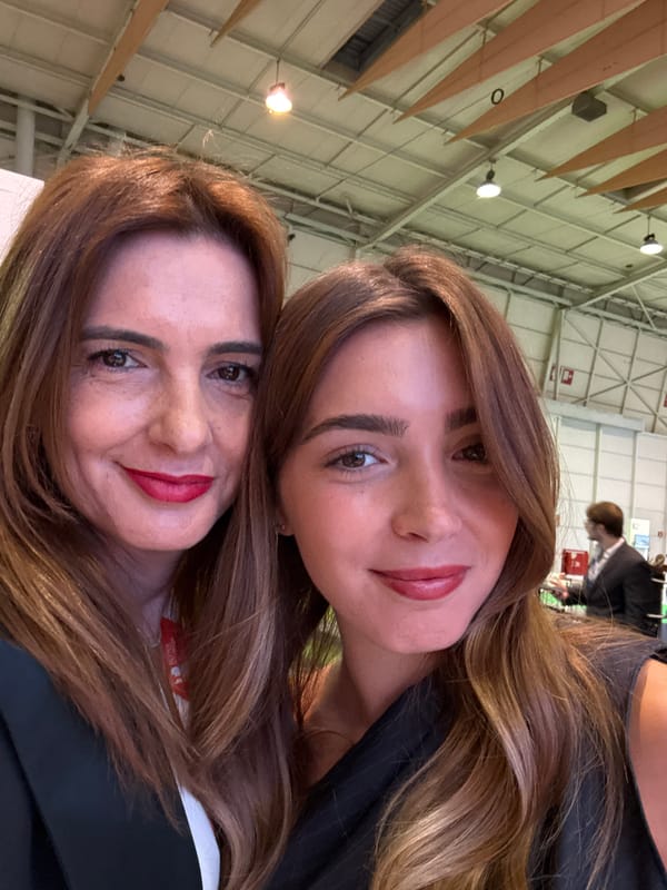 Ham carving demonstration draws selfie-taking attendees in Loures