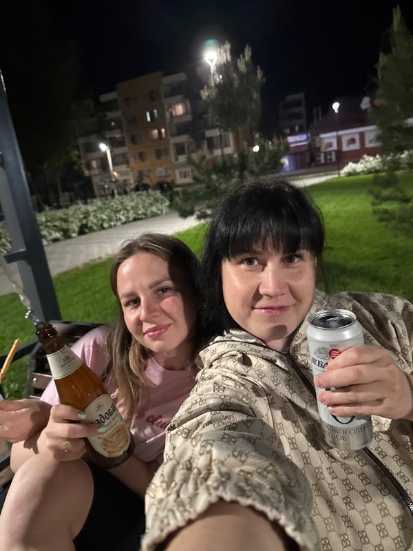 Women share evening drinks and selfies in Zav'yalovo park