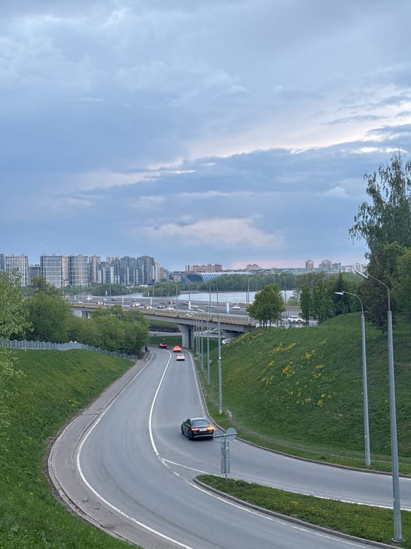 Kazan roadway and Tatar love sign documented by witness