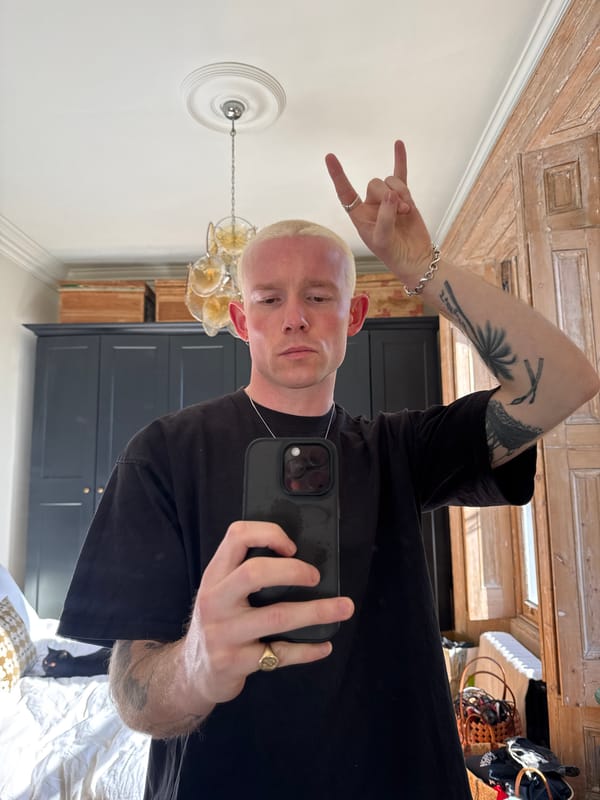 London morning captures: black cat, selfie moments in home