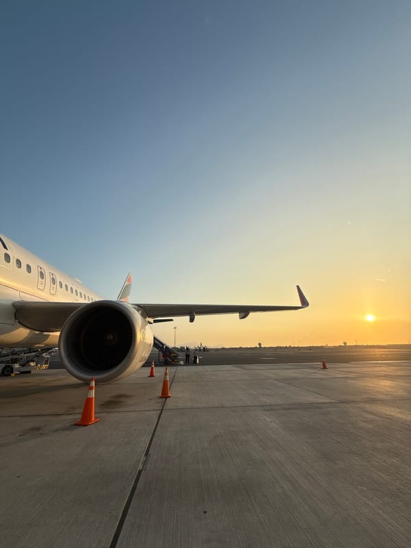 Aircraft operations captured at Lima airport during evening hours