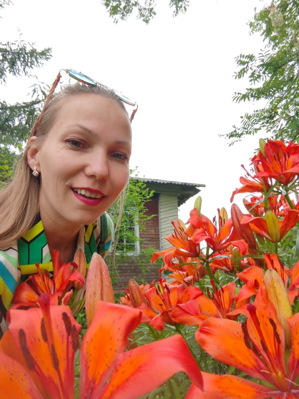 Morning in Chukhlem: rural streets, old wooden buildings, and selfies